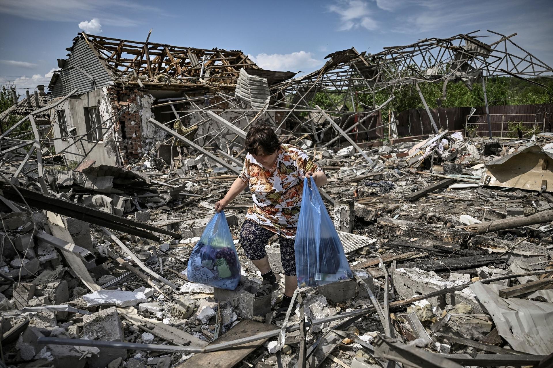June 1, 2022 - A woman collects her belongings from the rubble of her home after the attack on a residential area in the eastern Ukrainian city of Sloviansk - June 1, 2022 - Aris Messinis/AFP