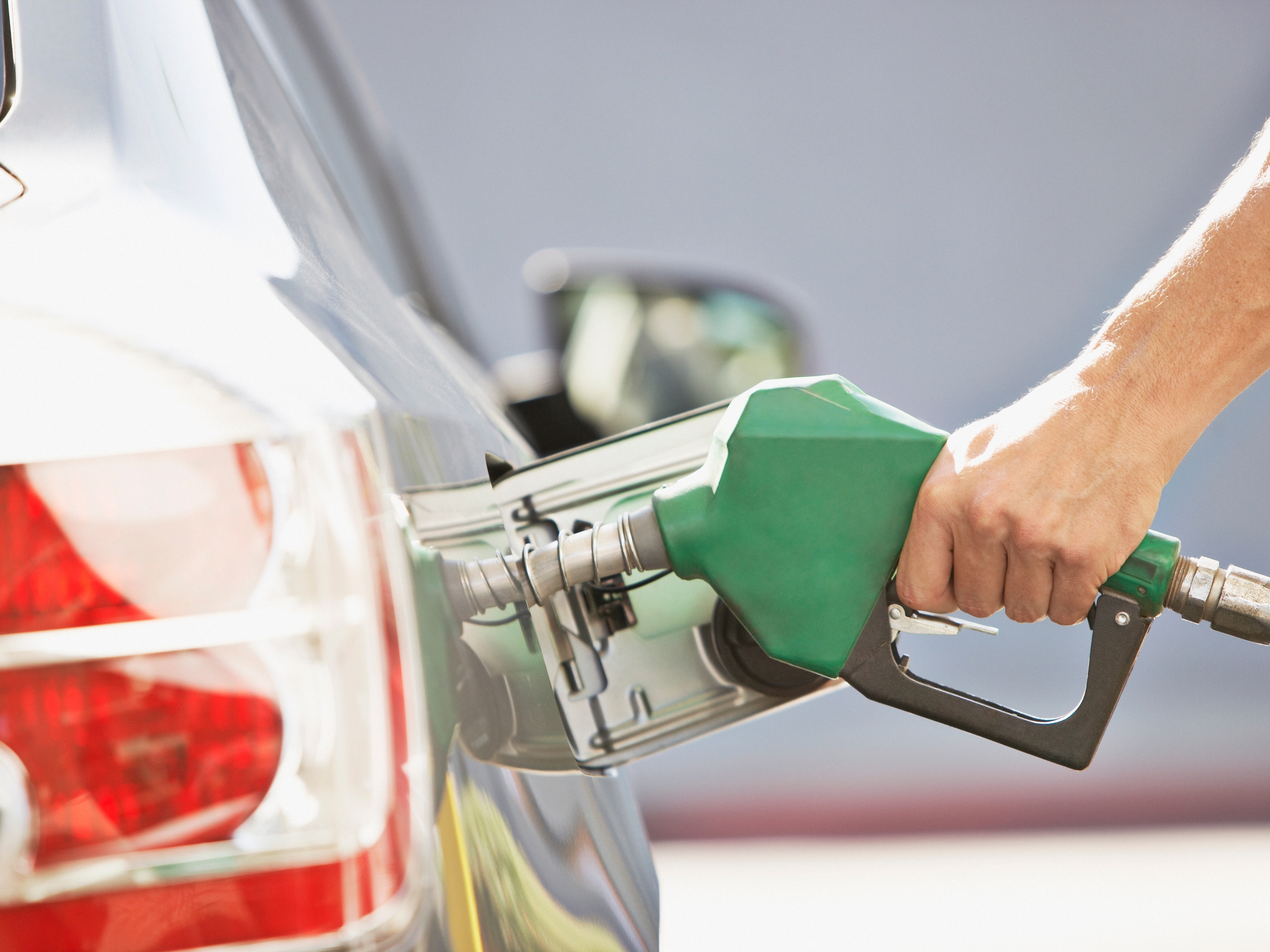 EUA podem tirar imposto sobre gasolina; como ficam ações de petroleiras?