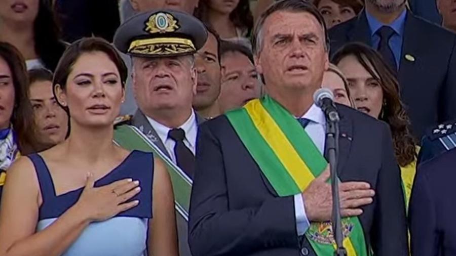 Jair Bolsonaro durante execução do Hino Nacional em ato do dia 7 de setembro em Brasília - Reprodução/TV Brasil