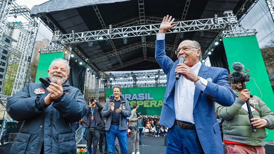 Lula e Alckmin em evento no Vale do Anhangabaú, em São Paulo: objetivo, agora, é chegar a cada vez mais eleitores - RICARDO STUCKERT