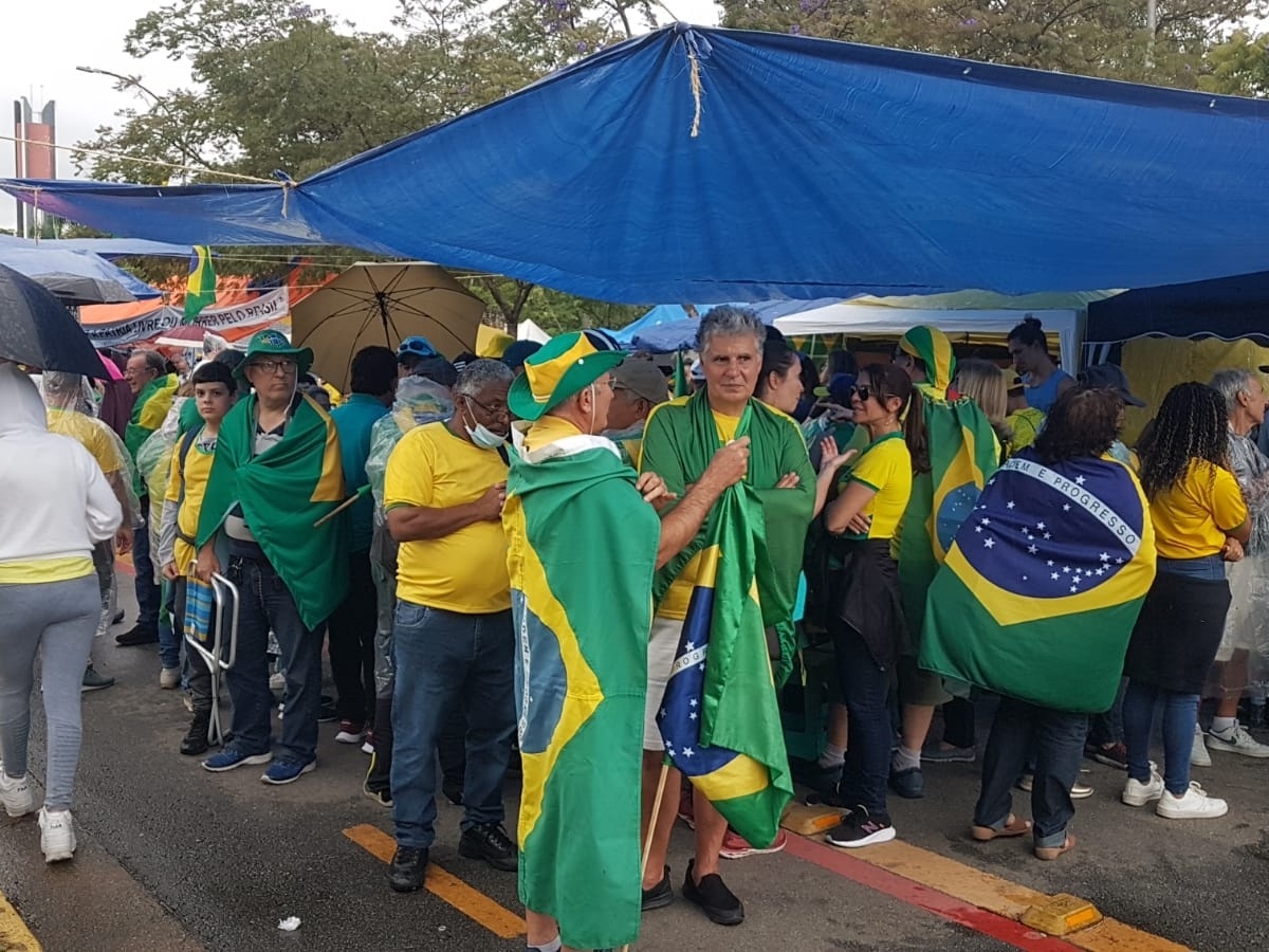 Filho de Bolsonaro está certo em curtir Copa enquanto golpistas tomam chuva