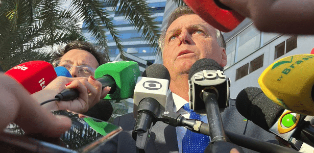 Bolsonaro fala à imprensa após depor à PF