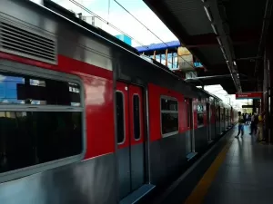 Mulher é vítima de importunação sexual dentro de trem da CPTM em São Paulo