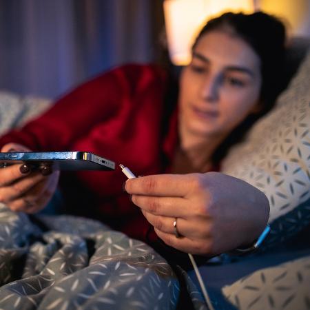 Encerrar o dia com uma mensagem carinhosa pode trazer boa noite de sono - iStock