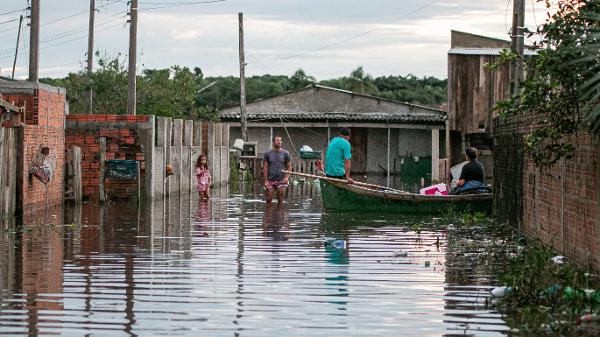 Enchente atinge Pelotas, no Rio Grande do Sul