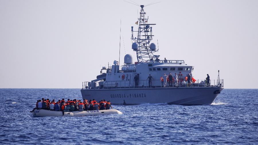 Patrulha da Itália resgata imigrantes em bote ao sul de Lampedusa, no mar Mediterrâneo