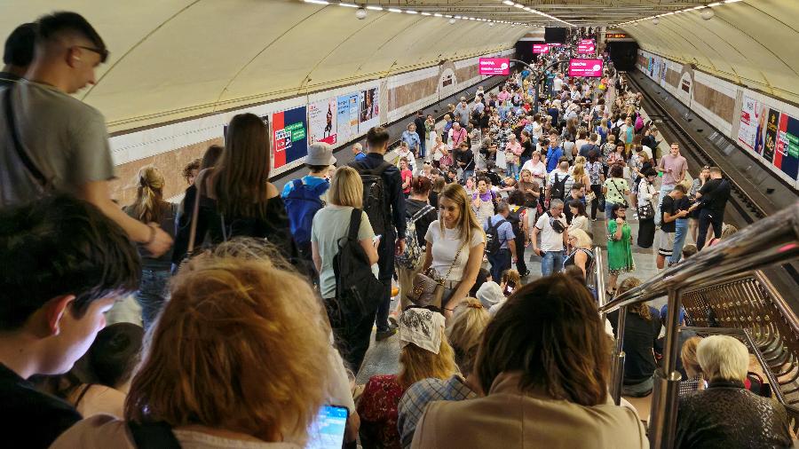 26.ago.24 - Pessoas se abrigam em estação de metrô após ataque russo em Kiev