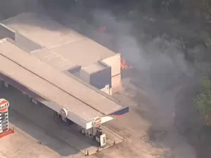 Incêndio em mata se aproxima de posto de gasolina na zona norte de SP 