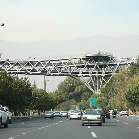 Vista de rua em Teerã, Irã, neste sábado, após ataque de Israel