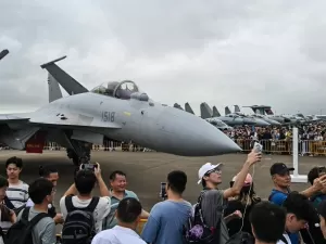 'Porta-aviões de drones' e caças: China ostenta novas armas de guerra; veja