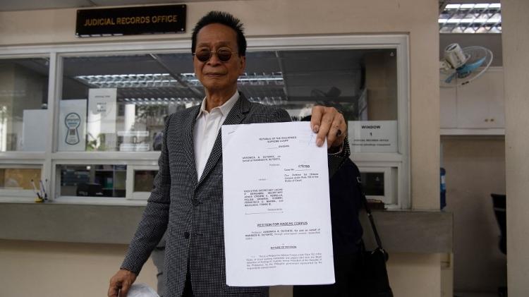 12.mar.2025 - Salvador Panelo, advogado do ex-presidente filipino Rodrigo Duterte, exibe a cópia do pedido de habeas corpus que foi peticionado na Suprema Corte