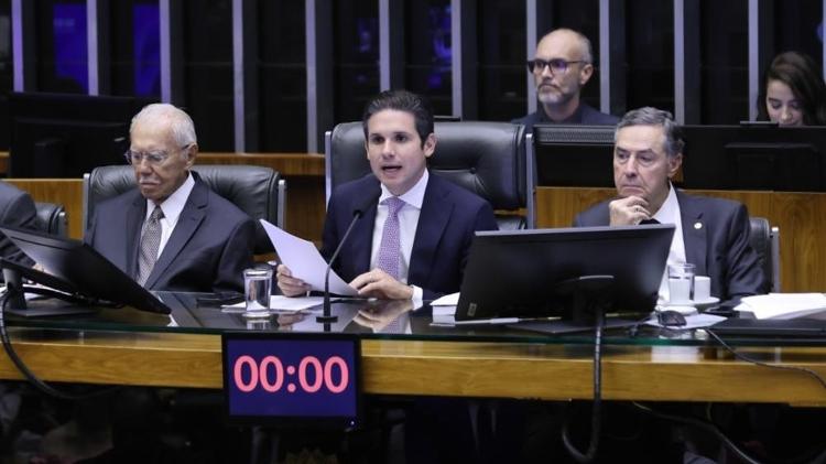 O ex-presidente José Sarney, Hugo Motta, presidente da Câmara, e Luís Roberto Barroso, presidente do STF, na sessão pelos 40 anos da redemocratização O ex-presidente José Sarney, Hugo Motta, presidente da Câmara, e Luís Roberto Barroso, presidente do STF, na sessão pelos 40 anos da redemocratização