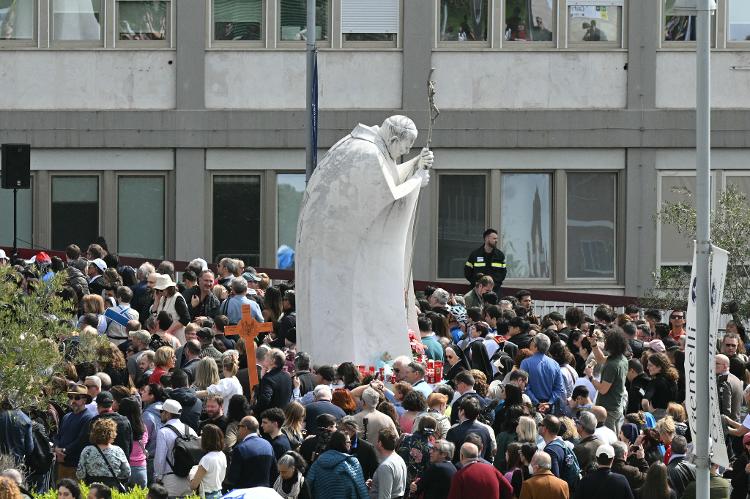 Centenas de pessoas se aglomeraram no domingo em frente ao hospital Gemelli para ver papa Francisco dar a benção após 36 dias internado Centenas de pessoas se aglomeraram no domingo em frente ao hospital Gemelli para ver papa Francisco dar a benção após 36 dias internado