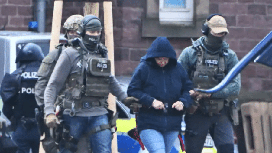 Daniela Klette é conduzida por policiais em março de 2024 Daniela Klette é conduzida por policiais em março de 2024