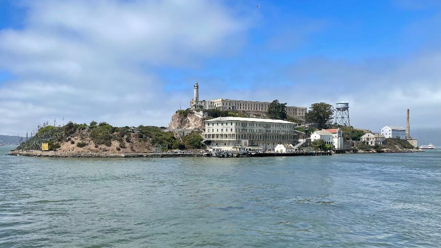 Alcatraz foi fechada em 1963 por ordem do então procurador-geral dos EUA, Robert F. Kennedy Alcatraz foi fechada em 1963 por ordem do então procurador-geral dos EUA, Robert F. Kennedy