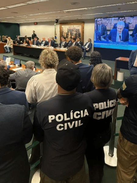 Policiais civis cobram cargo de ‘oficial investigador’ no Congresso Policiais civis cobram cargo de ‘oficial investigador’ no Congresso