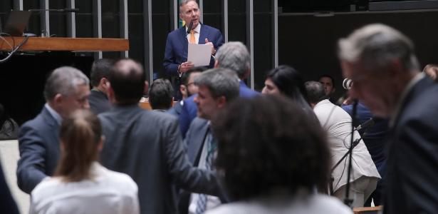 Câmara aprova corte de benefícios fiscais com taxação de bets e fintechs