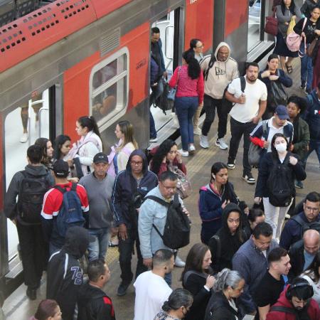 04ago2026---movimento-de-passageiros-na-plataforma-da-estacao-da-luz-na-regiao-central-de-sao-paulo-greve-na-cptm-afeta-transporte-de-passageiros-1785848458219_v2_450x450 Greve na CPTM: Ferroviários mantêm paralisação das linhas 11, 12 e 13 no segundo dia