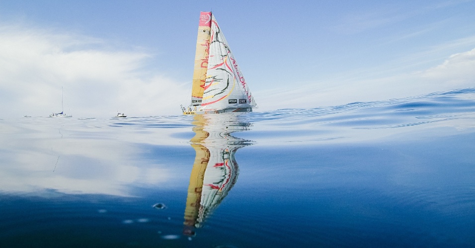 22.jun.2015 - Equipe Abu Dhabi Ocean Racing navega de Lorient, na França, para Gotemburgo, na Suécia, durante a Volvo Ocean Race