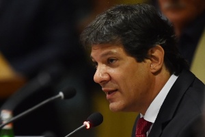 21.jul.2015 - O prefeito de São Paulo, Fernando Haddad, fala durante de uma audiência sobre o desenvolvimento sustentável das cidades no Vaticano. O tema sustentabilidade foi um dos pilares da encíclica (carta circular) do papa Francisco divulgada no mês de junho - Gabriel Bouys/AFP - Gabriel Bouys/AFP