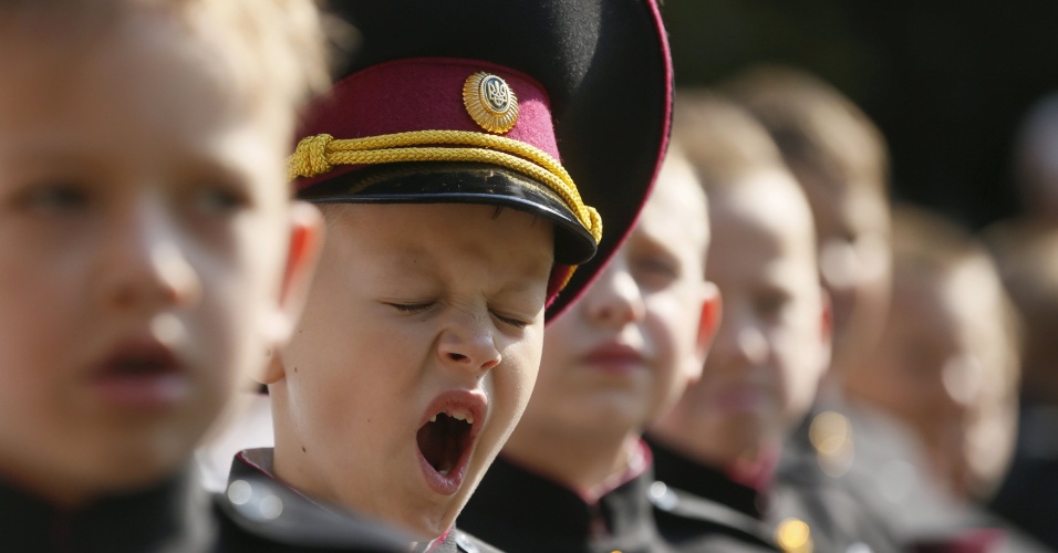 1º.set.2015 - Aluno boceja enquanto assiste a cerimônia que marca o início do novo ano escolar em Kiev, na Ucrânia