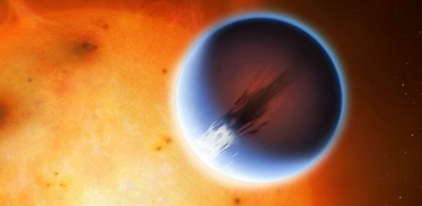 Uma ilustração do HD 189733b, um dos exoplanetas mais estudados pelos astrônomos  - Universidade de Warwick