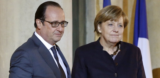 O presidente francês, François Hollande, recebe a chanceler alemã, Angela Merkel, ao chegar no Palácio Presidencial Elysée em Paris - Patrick Kovarik/AFP
