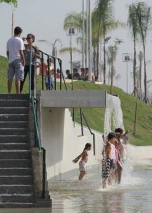 Sarah Robbins registrou uma tarde de calor no Parque Madureira, passeio feito também por cinco jovens antes de seu carro ser alvejado por policias em Costa Barros - BBC