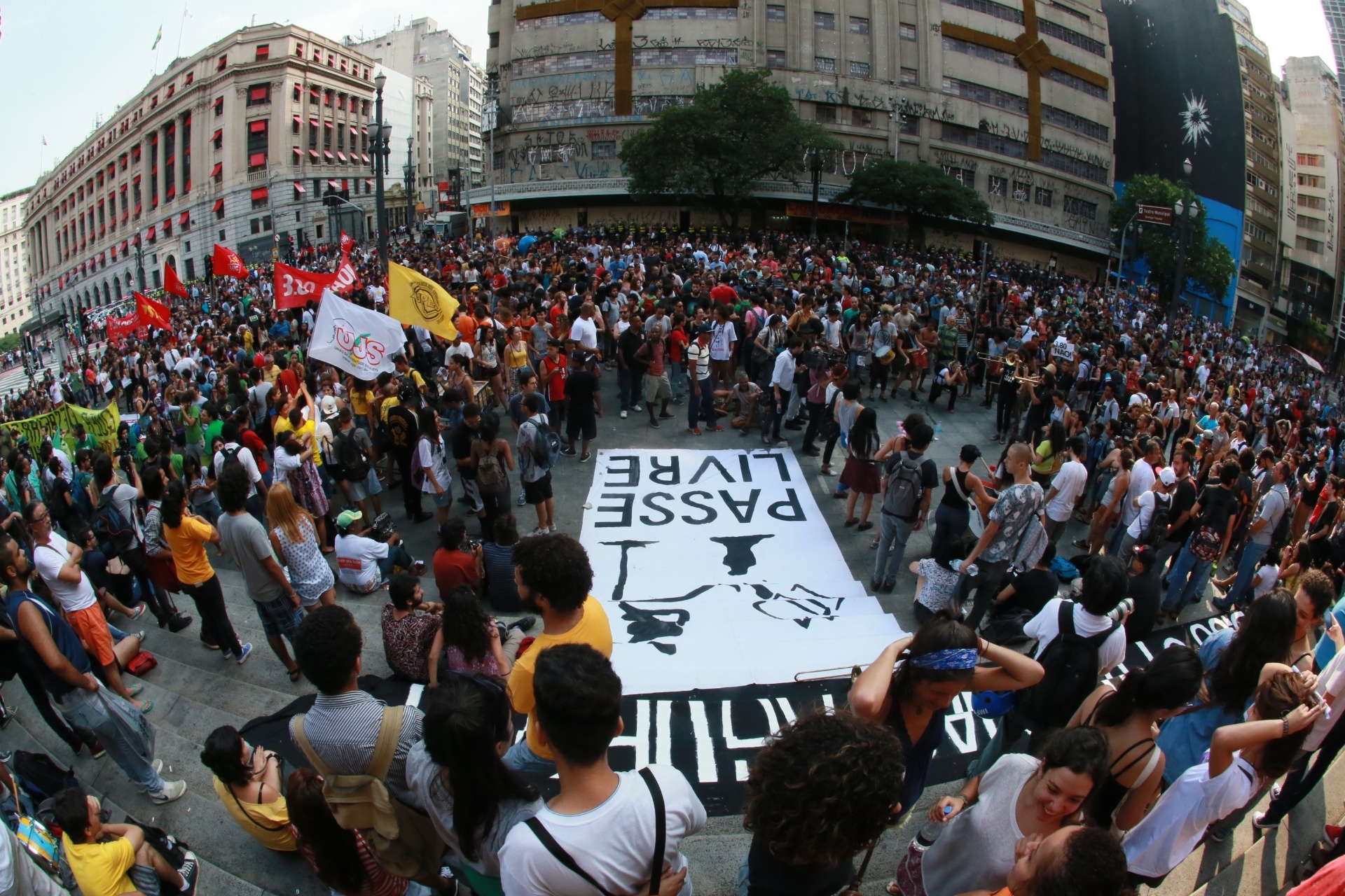 8.jan.2016 - Manifestantes se concentram em frente ao Teatro Municipal de São Paulo, no centro da capital paulista, para ato contra o aumento do valor da tarifa do transporte público na cidade. A partir de sábado (9), a passagem, que custa R$ 3,50, vai para R$ 3,80 - Jorge Araujo/Folhapress