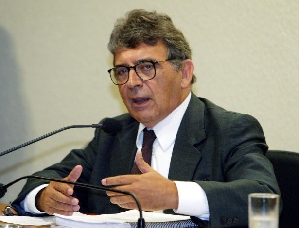 O economista e ex-militante petista Paulo de Tarso Venceslau durante depoimento, em janeiro de 2006, à CPI dos Bingos, no Senado, em Brasília (DF).  - Alan Marques/Folhapress