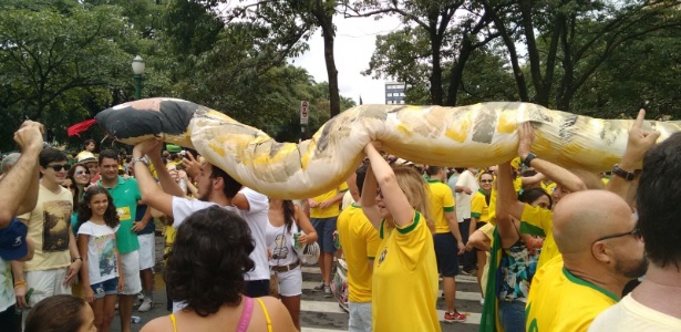 Em Belo Horizonte, manifestantes criam "jararaleco" - João Miranda/Via WhatsApp