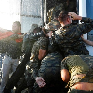 Soldados envolvidos na tentativa de golpe na Turquia se empurram para conseguir entrar em ônibus e escapar da multidão - Murad Sezer/Reuters