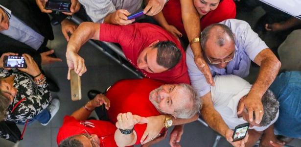 Lula interage com militantes no Sindicato dos Metalúrgicos do ABC, em São Paulo, durante o julgamento no TRF4