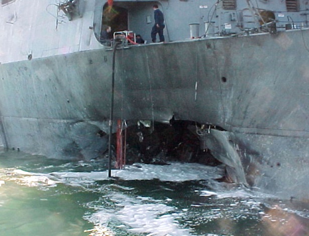 O USS Cole após atentado que matou 17 marinheiros em 2000 no Iêmen - U.S. Navy/NYT