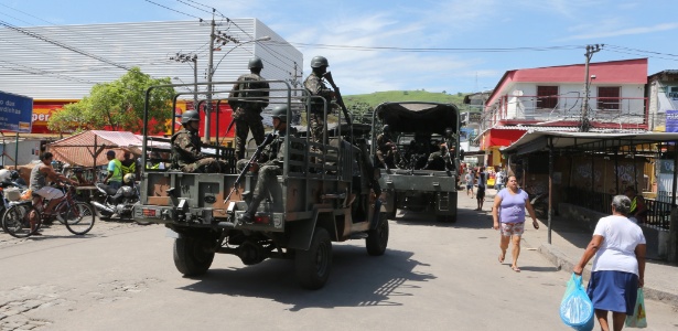 Militares das Forças Armadas voltaram neste sábado  à comunidade de Vila Kennedy, na zona oeste do Rio - Wilton Junior/Estadão Conteúdo