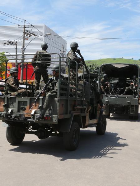 10.mar.2018 - Militares das Forças Armadas em patrulhamento na Vila Kennedy, zona oeste carioca - Wilton Junior/Estadão Conteúdo