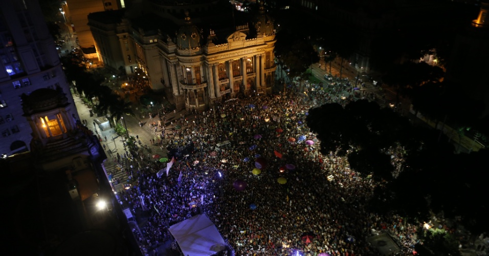 20.mar.2018 - Multidão se reúne no centro do Rio de Janeiro durante ato que marca o sétimo dia da morte da vereadora Marielle Franco (PSOL-RJ) e do seu motorista Anderson Gomes