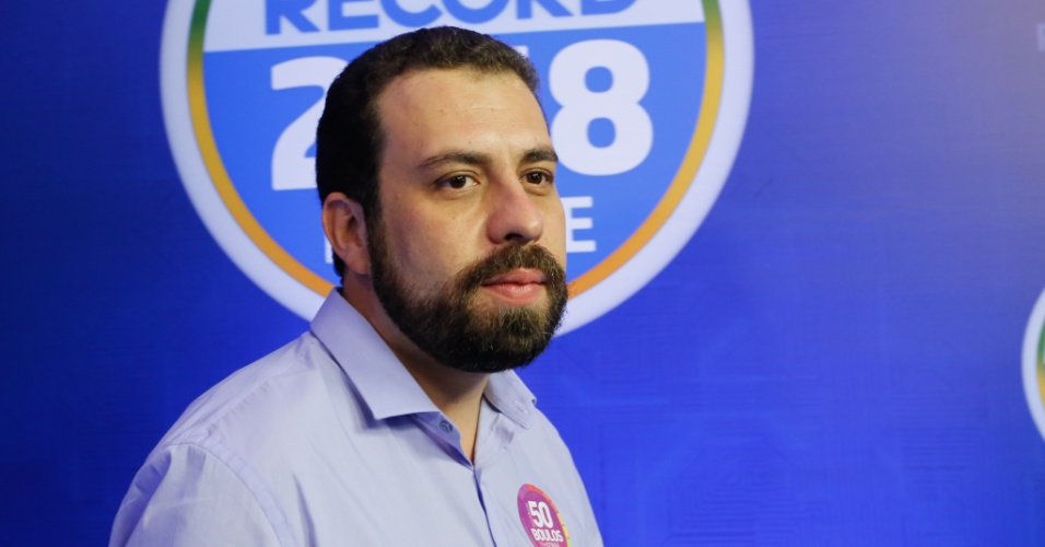 30.set.2018 - Guilherme Boulos Candidato do PSOL à presidência da República durante o debate promovido pela Rede Record, na noite deste domingo, 30