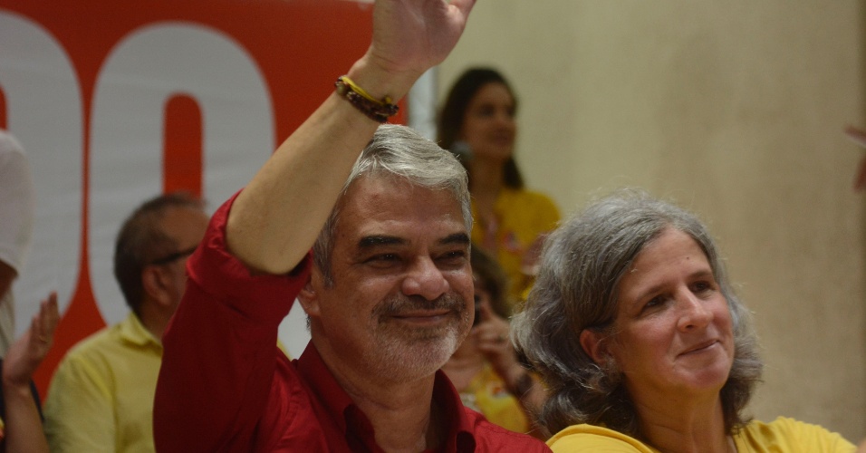 O senador reeleito por Pernambuco, Humberto Costa (PT), comemora o resultado das eleições