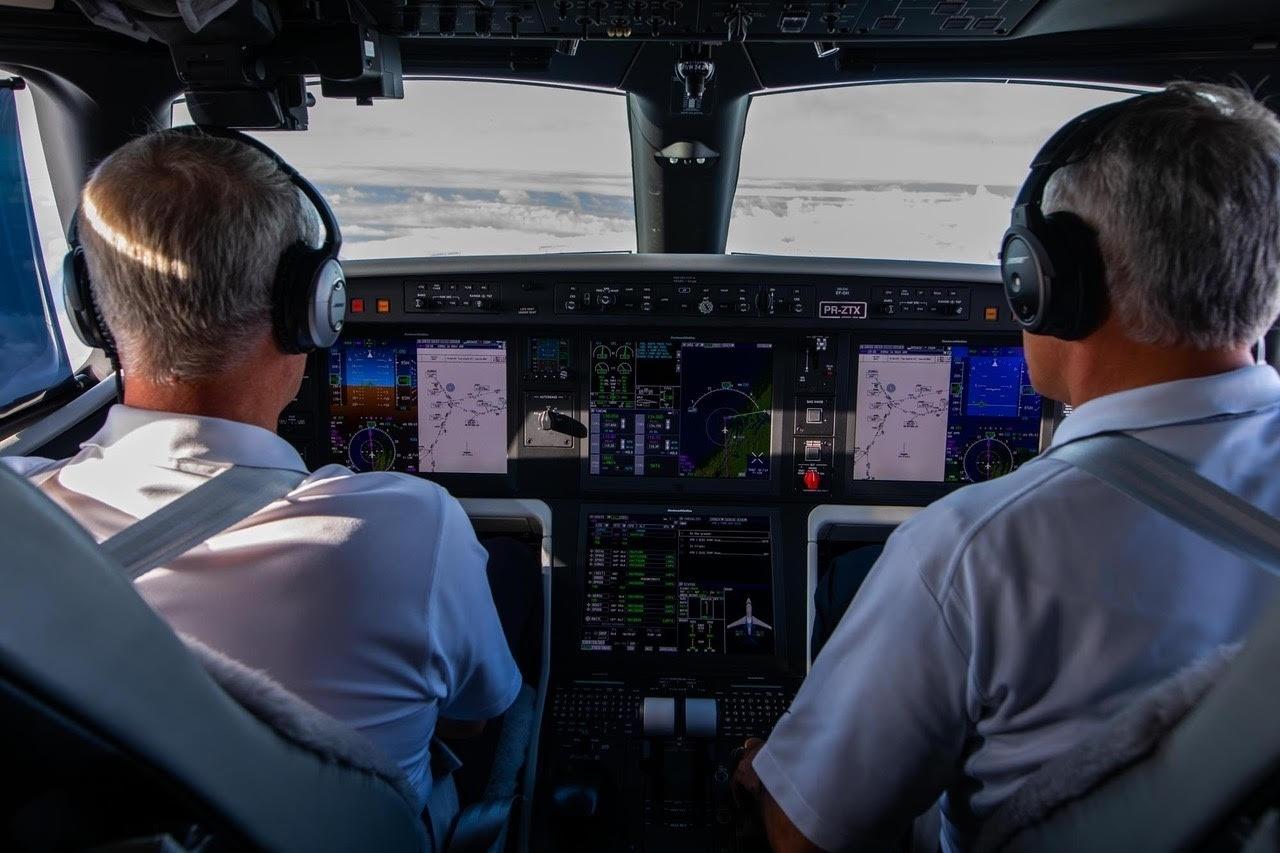 O jato da Embraer pode atingir até 13.700 metros de altitude - Roosevelt Cássio/UOL