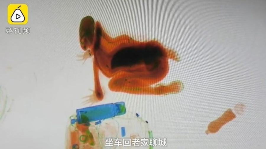 Menina de 5 anos aparece em máquina de raio-X da estação de trem de Jinan, na China - Reprodução de vídeo