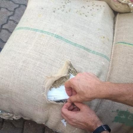 13.mai.2019 - Receita apreendeu 325 kg de cocaína em carga de café exportação no porto de Santos  - Divulgação/Receita Federal