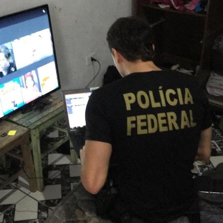 Policial federal realiza buscas em endereço alvo da operação - Divulgação/Polícia Federal