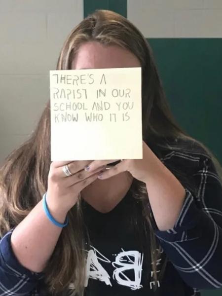 Menina é suspensa por "bullying" após dizer que havia estuprador na escola - Reprodução/Buzz Feed