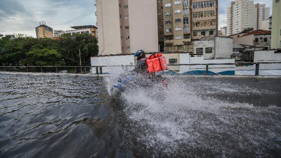 Ponto de alagamento causado pela chuva nos dois sentidos do Elevado João Goulart, em São Paulo, no dia 17 deste mês - TIAGO QUEIROZ/ESTADÃO CONTEÚDO