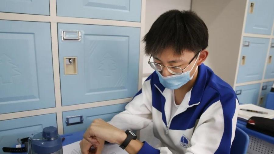 Testes da pulseira estão sendo feitos com professores e alunos de 18 escolas do ensino médio no distrito de Fengtai. - Divulgação/Prefeitura de Pequim (beijing.gov.cn)