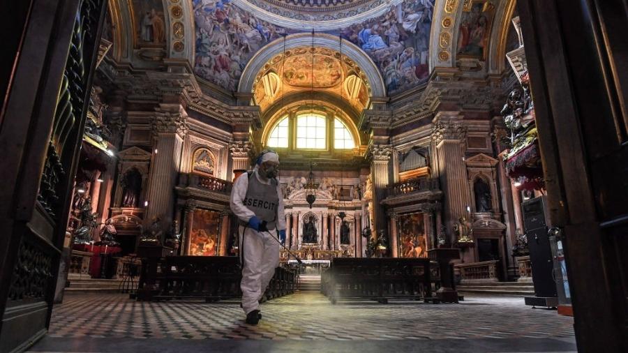 22.mai.2020 - De equipamento de proteção, soldado do Exército italiano limpa Capela de San Gennaro, na Catedral de Nápoles - Salvatore Laporta/KONTROLAB/LightRocket via Getty Images