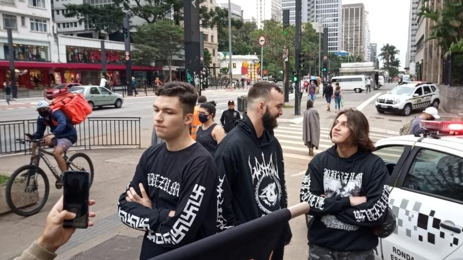14.jun.2020 - Jovens com suásticas nas roupas são detidos durante protesto na avenida Paulista - Comissão de Direitos Humanos da OAB