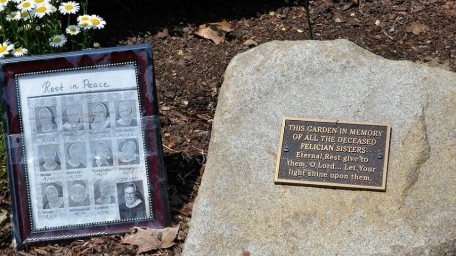 Memorial em homenagem a 12 das 13 irmãs que morreram vítimas da covid-19 no convento das Irmãs Felicianas em Livonia, nos EUA - Global Sisters Report/Dan Stockman