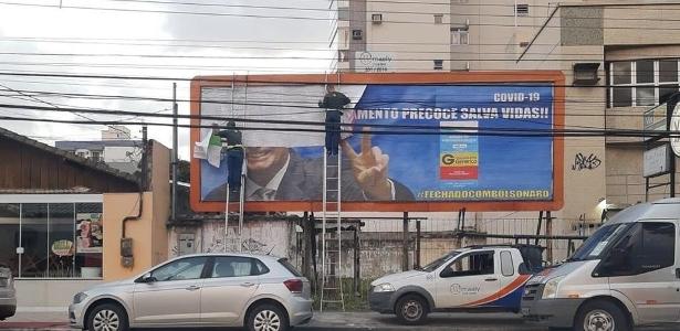 Espírito Santo | É removido outdoor que exaltava cloroquina e tinha foto de Bolsonaro